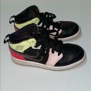 AIR JORDAN 1 MID 'GLOW IN THE DARK'
Size 2